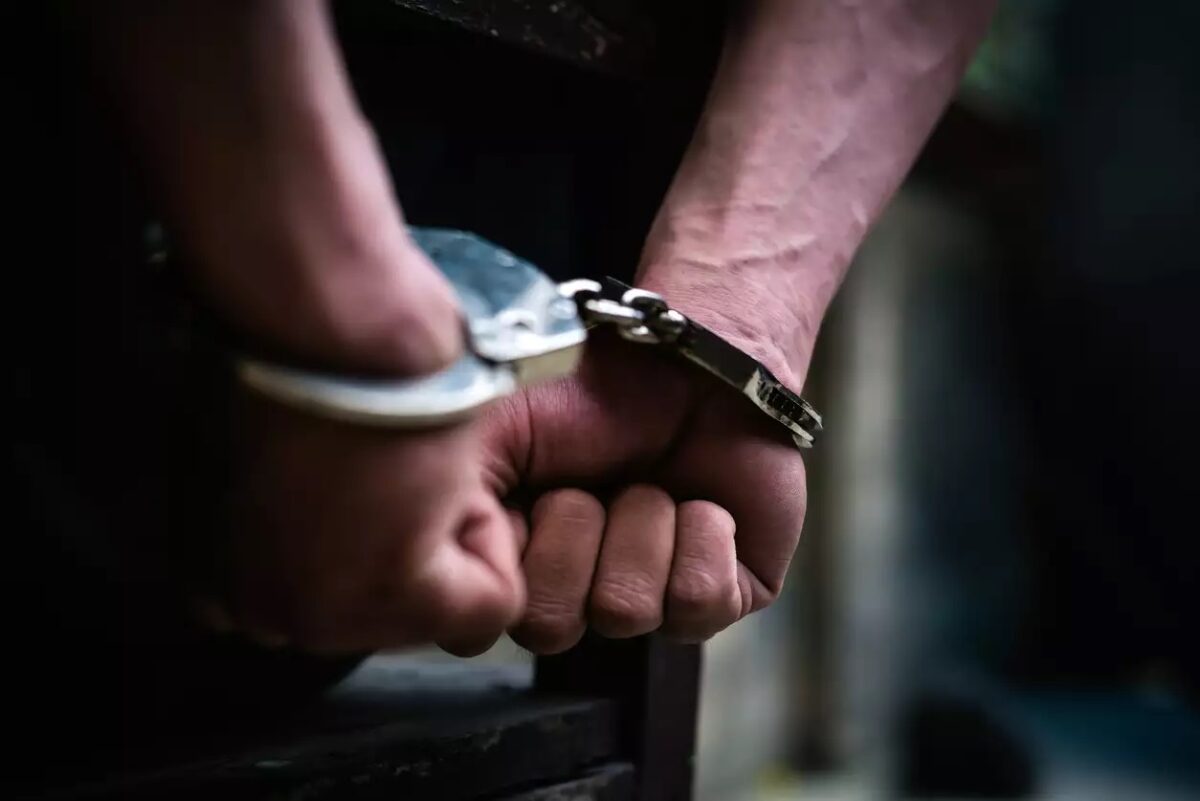 Χειρoπέδες σε γνωστό TikToker για εκβιασμό – Χτύπησε αστυνομικό κατά τη σύλληψή του