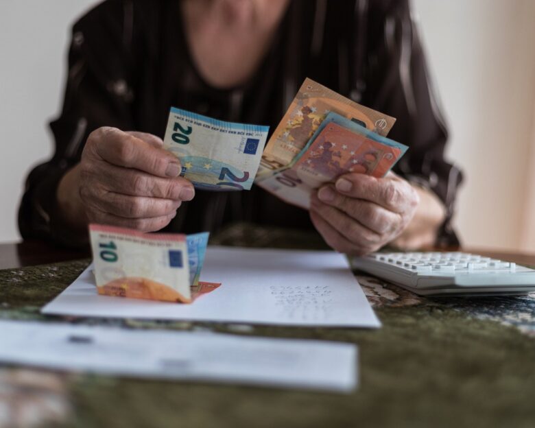 Έρχεται έκτακτο επίδομα 100 ευρώ σε 80.000 ιδιωτικούς υπαλλήλους – Αφορά επιμόρφωση για θέματα ισότητας των δύο φύλων