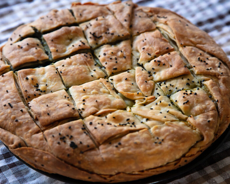 Παραδοσιακή κρεμμυδόπιτα Μυκόνου με χωριάτικο φύλλο
