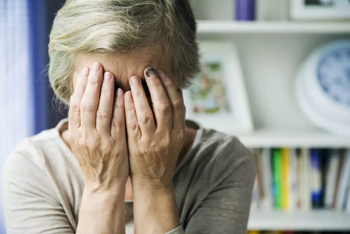 Λαμία: Στη φυλακή 89χρονος που έπιασε την γυναίκα του από το λαιμό – Ο γιος της του επιτέθηκε μέσα στο δικαστήριο