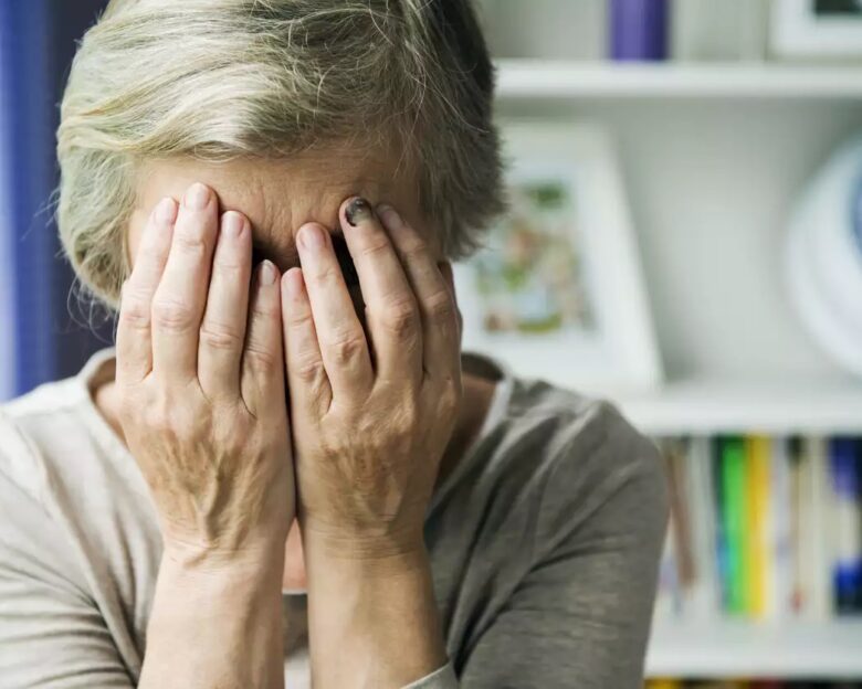 Λαμία: Στη φυλακή 89χρονος που έπιασε την γυναίκα του από το λαιμό – Ο γιος της του επιτέθηκε μέσα στο δικαστήριο