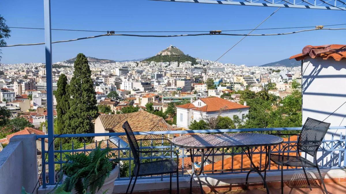 Θέα στην πόλη της Αθήνας από μπαλκόνι στην περιοχή της Πλάκας