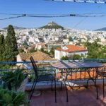 Θέα στην πόλη της Αθήνας από μπαλκόνι στην περιοχή της Πλάκας