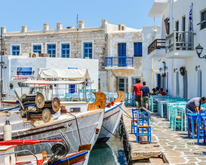 Ο ελληνικός τουρισμός σε κρίσιμο σταυροδρόμι: Περισσότεροι τουρίστες, λιγότερα έσοδα