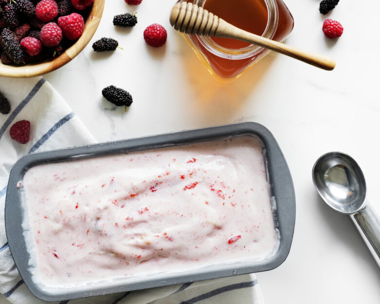Παγωτό cheesecake με στραγγιστό γιαούρτι και μέλι