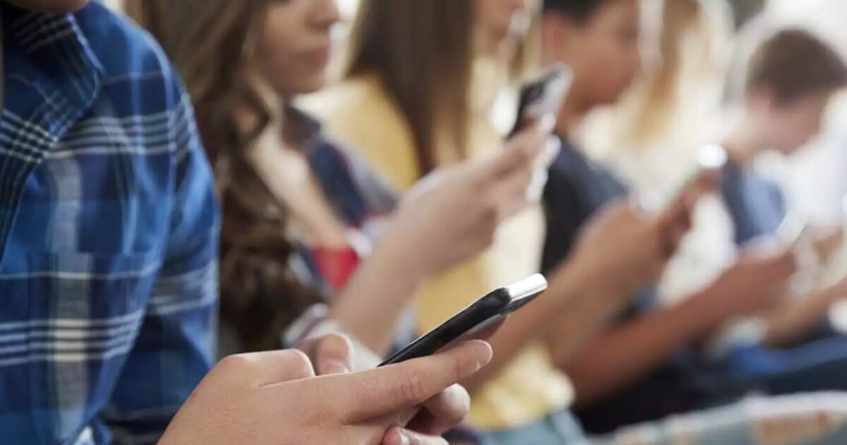 The Commission tests in 5 countries the Greek proposal to apply age verification on the Internet