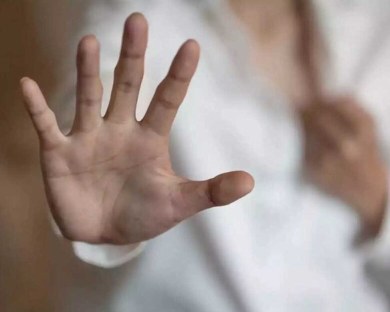 Θεσσαλονίκη: Υπό κράτηση ένας 76χρονος που χτύπησε την εν διαστάσει σύζυγό του και έβαλε φωτιά στο σπίτι της