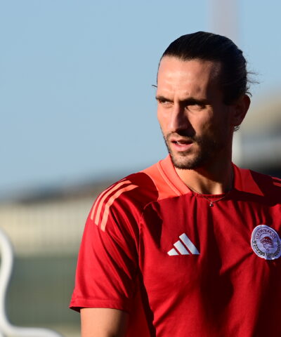 Ο Γιαζίτσι με τη φανέλα του Ολυμπιακού