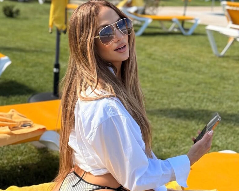 Η Τζένιφερ Λόπεζ ποζάρει με μαγιό στην Ισπανία και «κολάζει» τους  θαυμαστές της