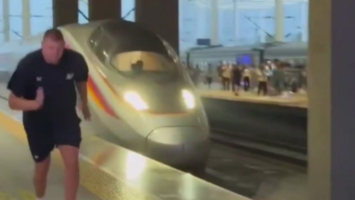 Απίθανος Νίκολα Γιόκιτς έτρεξε εναντίον τρένου στην Κίνα