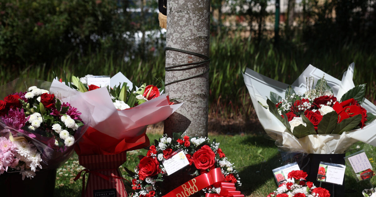Diogo Zota: Liverpool friends leave flowers on “Anfield” for the wronged footballer