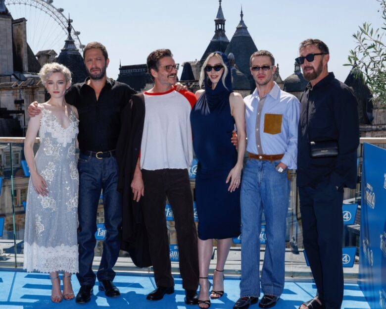 «The Fantastic Four»: Οι πρωταγωνιστές της ταινίας περπάτησαν στο μπλε χαλί για την πρεμιέρα στο Λονδίνο