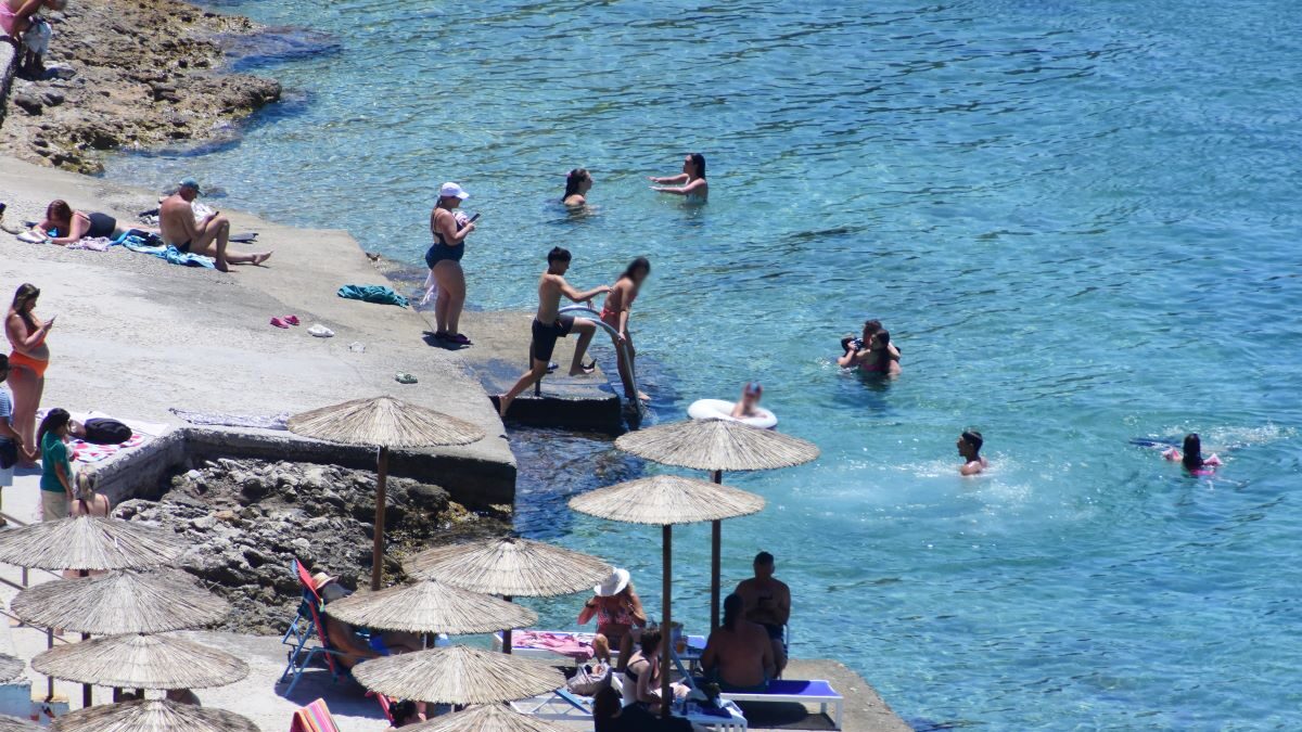 Ζέστη και μπάνιο σε παραλία