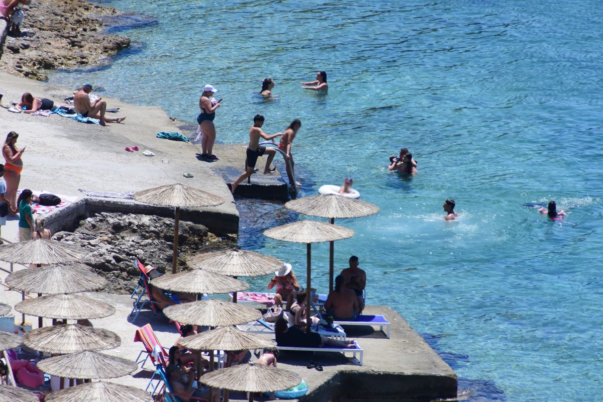 Ζέστη και μπάνιο σε παραλία