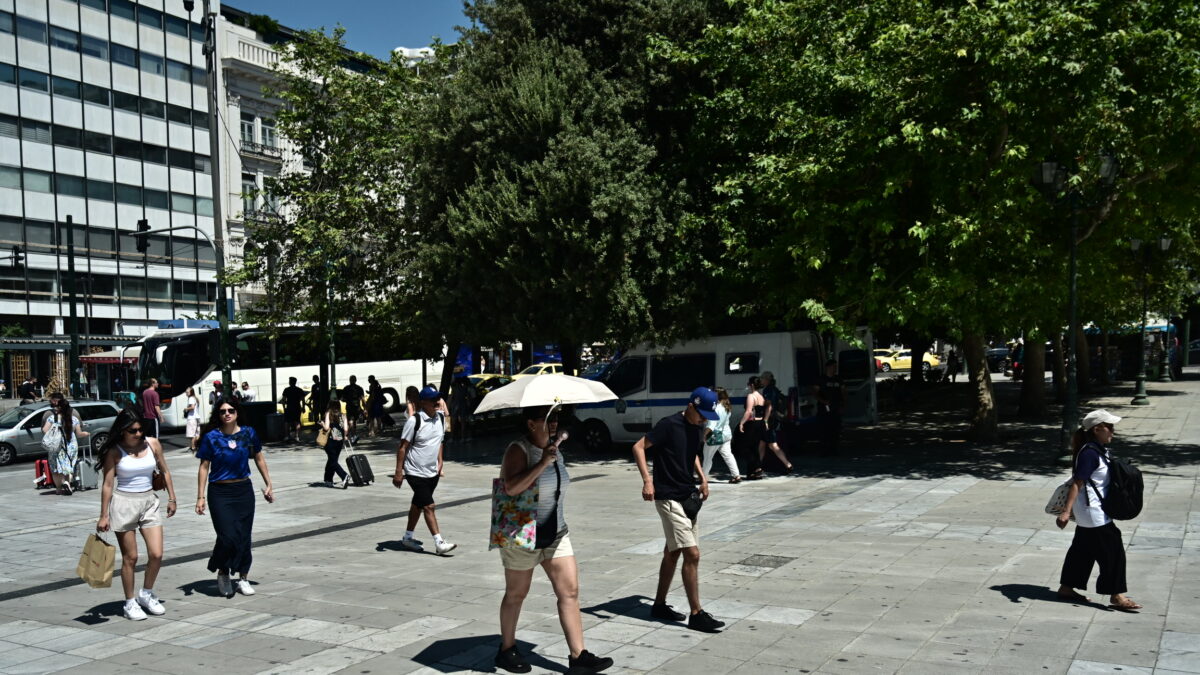 Με κάθε τρόπο προσπαθούν να προστατευτούν από τον καύσωνα