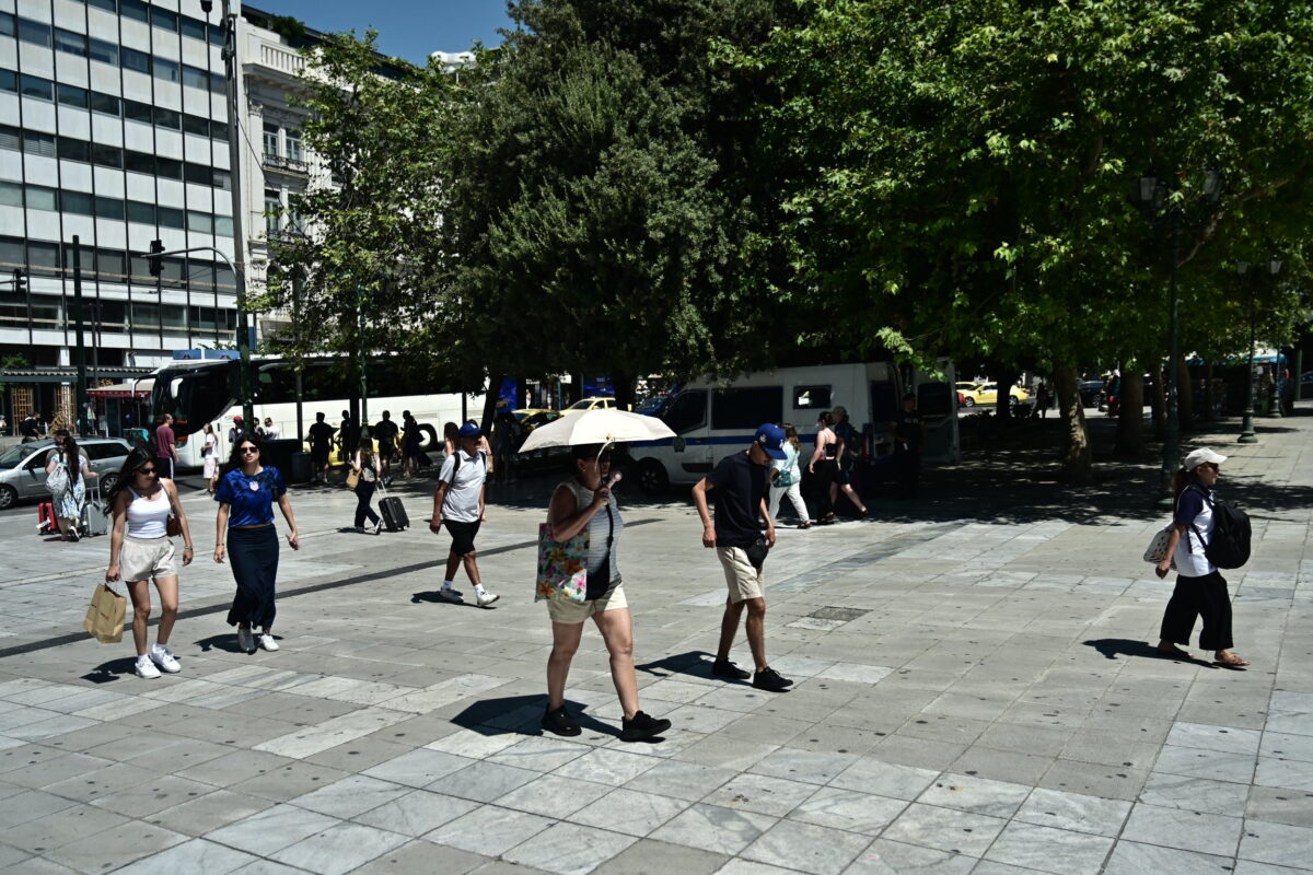 Με κάθε τρόπο προσπαθούν να προστατευτούν από τον καύσωνα