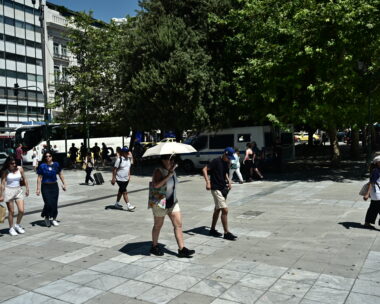 Με κάθε τρόπο προσπαθούν να προστατευτούν από τον καύσωνα