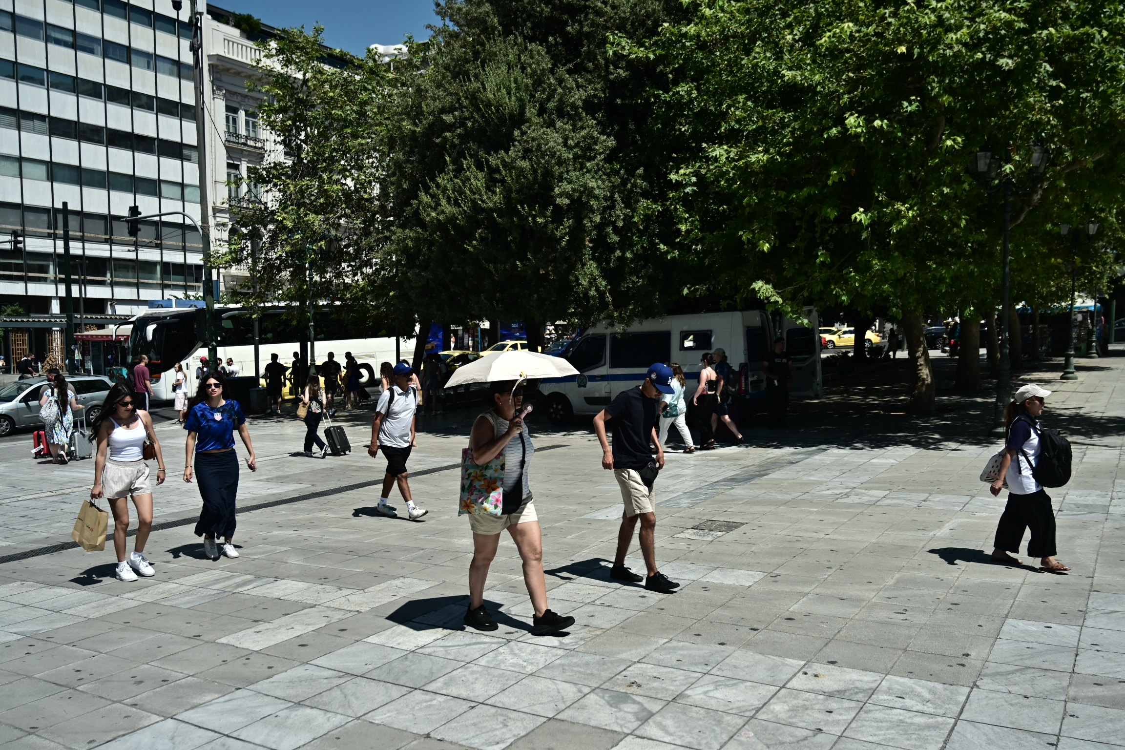 Με κάθε τρόπο προσπαθούν να προστατευτούν από τον καύσωνα