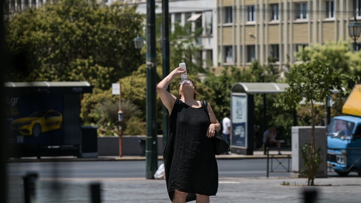 Γυναίκα προσπαθεί να δροσιστεί εξαιτίας του καύσωνα στην Αθήνα