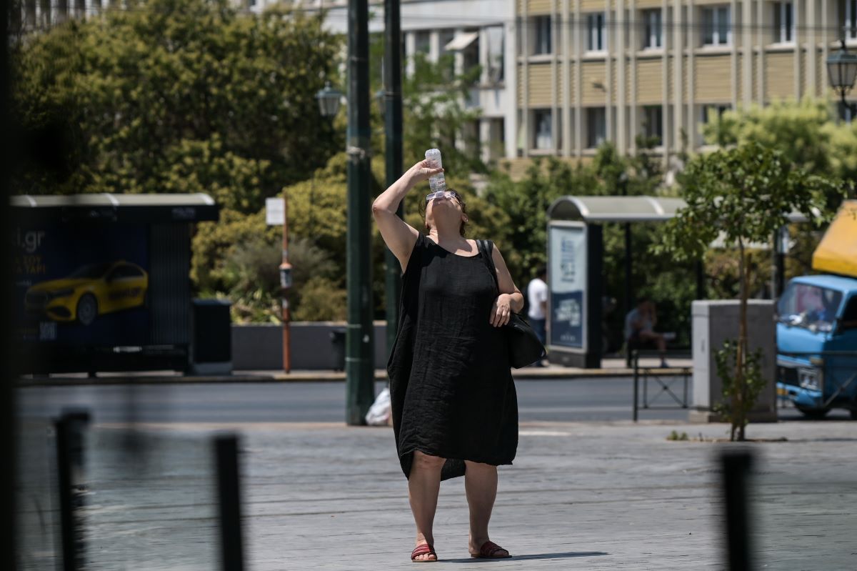 Γυναίκα προσπαθεί να δροσιστεί εξαιτίας του καύσωνα στην Αθήνα