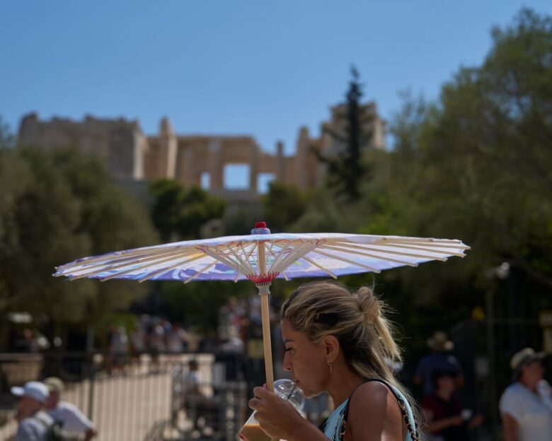 Καύσωνας: Σε συναγερμό οι Αρχές για τις θερμοκρασίες πάνω από 40 βαθμούς – Άφθονα υγρά, ελαφριά γεύματα, καπέλα και γυαλιά τα «όπλα» στη μάχη με την υπερβολική ζέστη