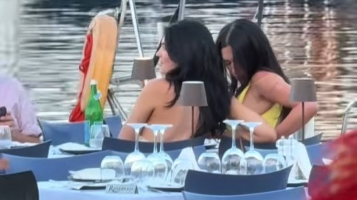 Η Κάιλι Τζένερ (αριστερά) με μια φίλη της στην Κεφαλονιά