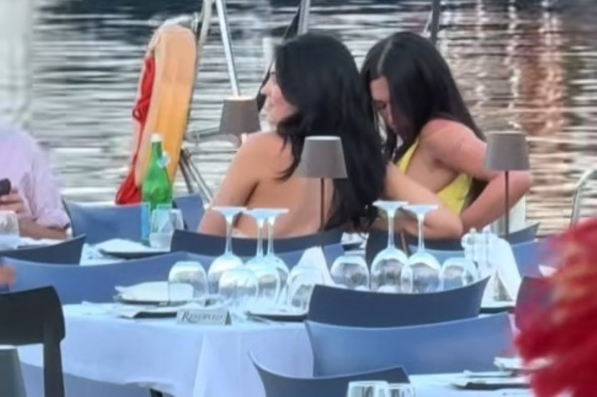 Η Κάιλι Τζένερ (αριστερά) με μια φίλη της στην Κεφαλονιά