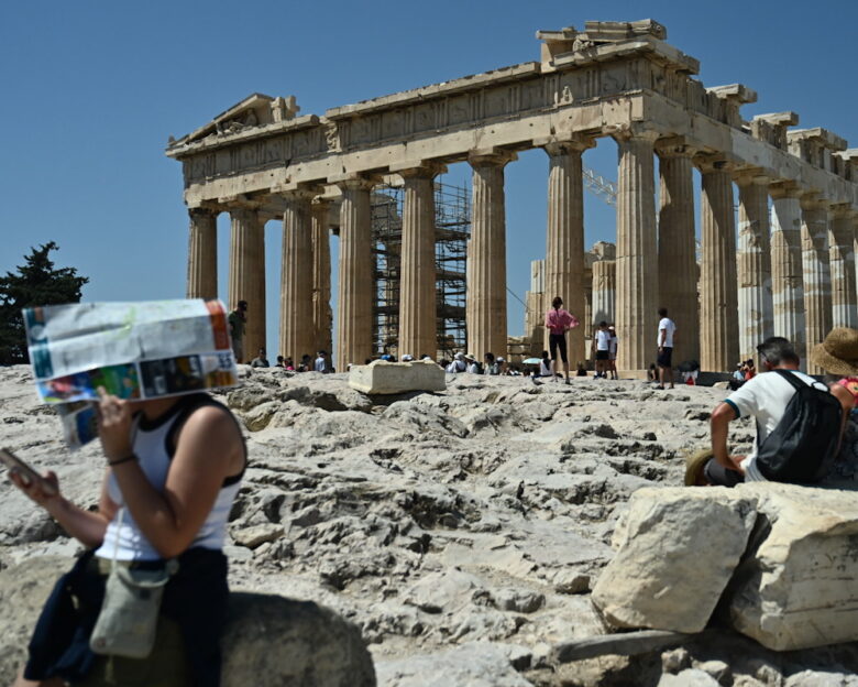 Καιρός: «Στον φούρνο» η χώρα με ακραίο καύσωνα και 43αρια – Έκτακτα μέτρα προστασίας προς ευάλωτες ομάδες και εργαζόμενους