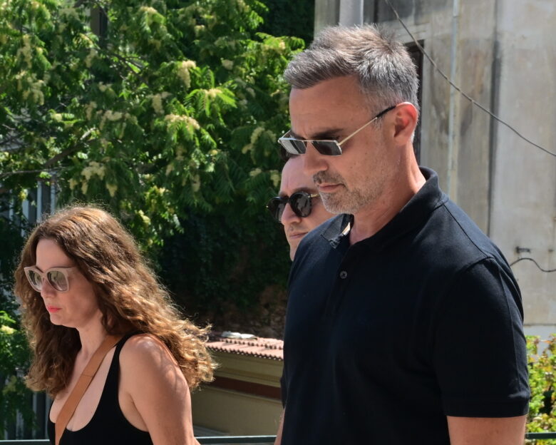 Γεράσιμος Μιχελής: Δάκρυα στην κηδεία του ηθοποιού – Συντετριμμένοι οι πρωταγωνιστές του «Παρά Πέντε»