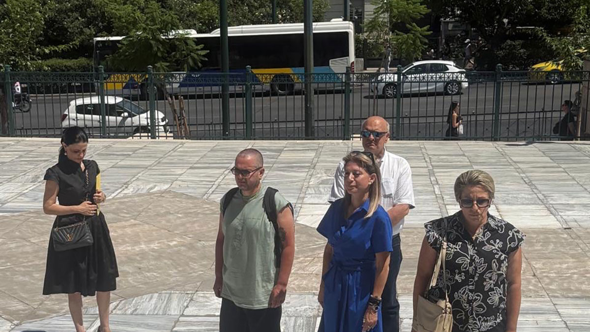 Στη Βουλή η Μαρία Καρυστιανού με 1,3 εκατομμύριο υπογραφές – Ενός λεπτού σιγή στη μνήμη των νεκρών στα Τέμπη