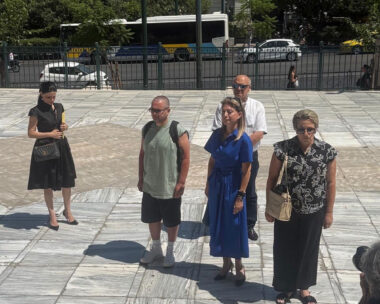 Στη Βουλή η Μαρία Καρυστιανού με 1,3 εκατομμύριο υπογραφές – Ενός λεπτού σιγή στη μνήμη των νεκρών στα Τέμπη