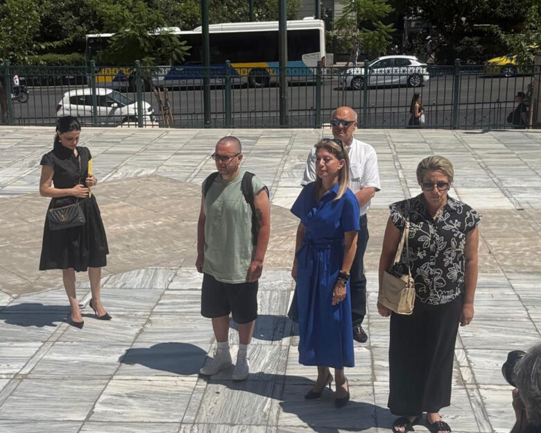 Στη Βουλή η Μαρία Καρυστιανού με 1,3 εκατομμύριο υπογραφές – Ενός λεπτού σιγή στη μνήμη των νεκρών στα Τέμπη