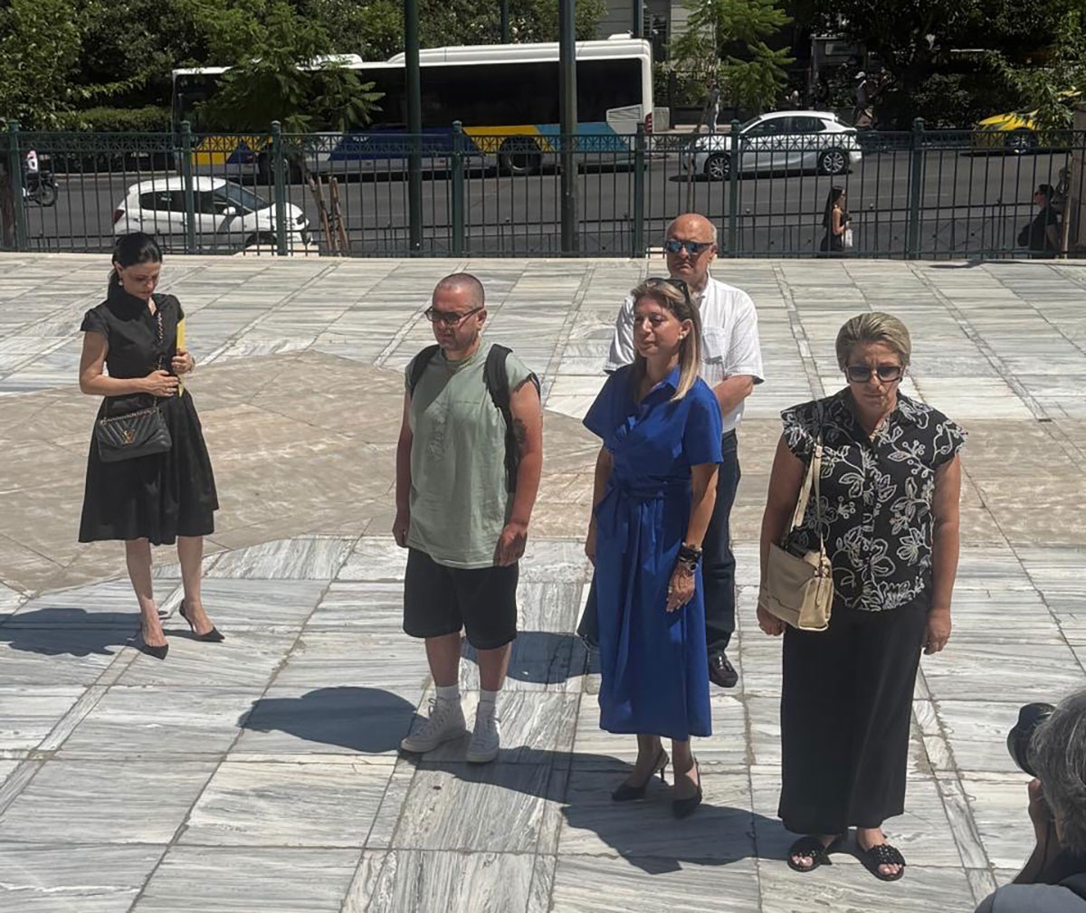 Στη Βουλή η Μαρία Καρυστιανού με 1,3 εκατομμύριο υπογραφές – Ενός λεπτού σιγή στη μνήμη των νεκρών στα Τέμπη