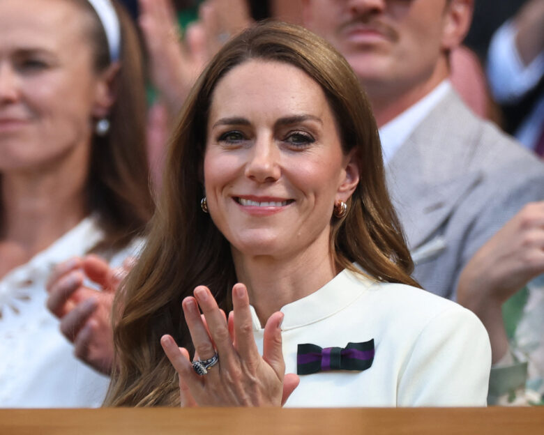 H Κέιτ Μίντλετον στο Wimbledon: Χαμογελαστή και με κρεμ σύνολο παρακολούθησε τον γυναικείο τελικό από το Royal Box