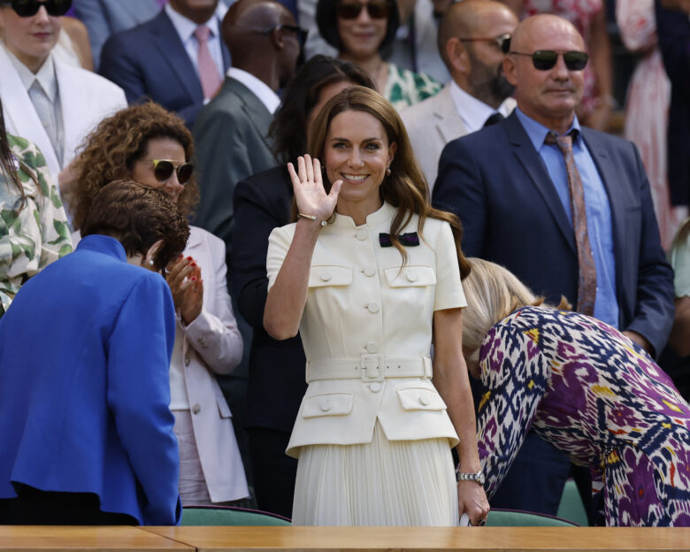 H Κέιτ Μίντλετον στο Wimbledon: Χαμογελαστή και με κρεμ σύνολο παρακολούθησε τον γυναικείο τελικό από το Royal Box