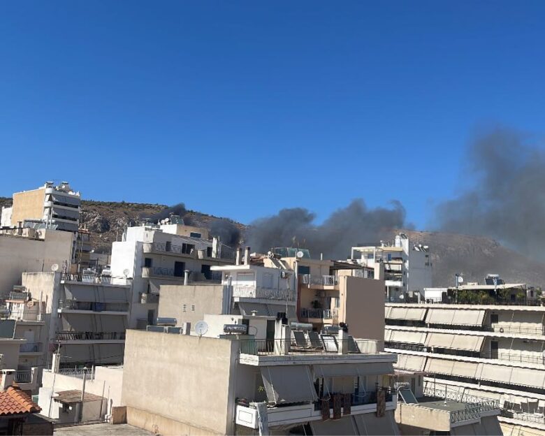 Φωτιά σε λόφο στο Κερατσίνι – Επιχειρούν και εναέρια μέσα