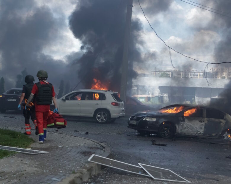 Χάρκοβο: Δεκάδες τραυματίες από καταστροφική ρωσική επιδρομή με βόμβες ολίσθησης – Οργισμένος ο Ζελένσκι