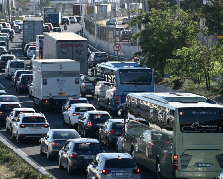 Κίνηση στους δρόμους: Σοβαρό τροχαίο με 4 τραυματίες στον Κηφισό – Μοτοσικλέτες έπεσαν πάνω σε αυτοκίνητο