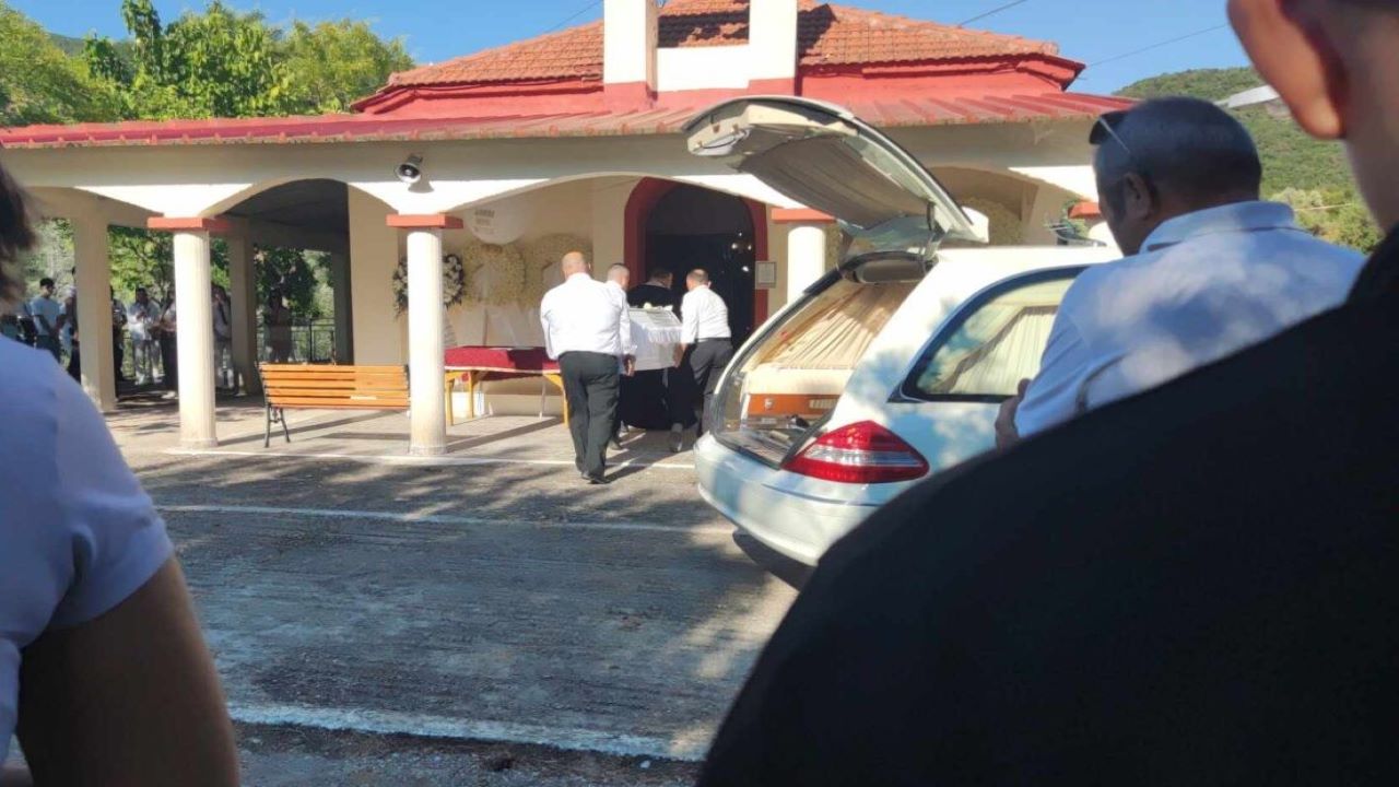 Βουβός πόνος στην κηδεία του 21χρονου Θανάση