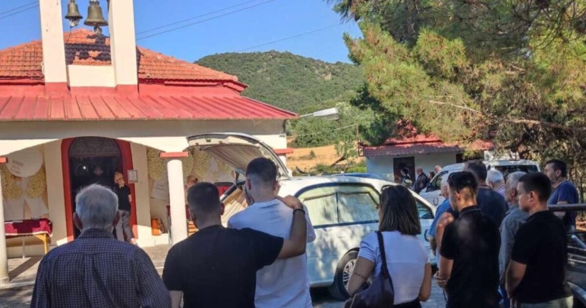 Αγρίνιο: Με κουφέτα και λευκά λουλούδια είπαν το τελευταίο «αντίο» στον 21χρονο θανάση