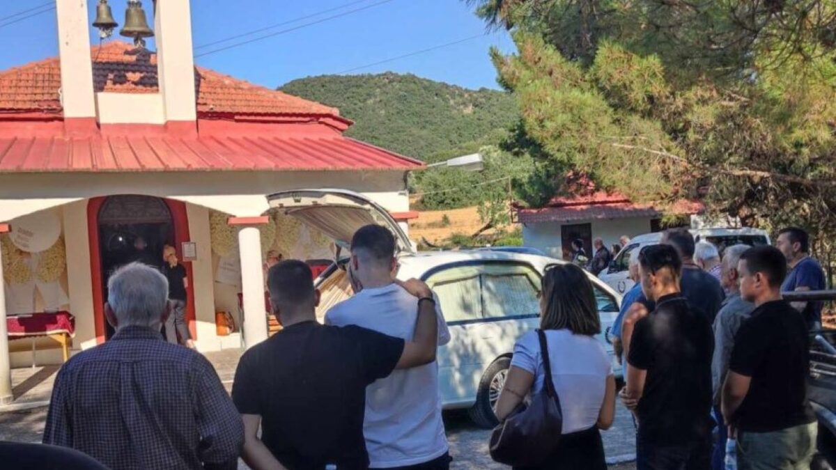 Θρήνος στην κηδεία του 21χρονου στο Αγρίνιο
