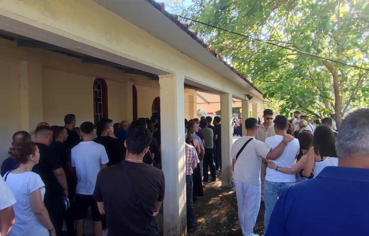 Πλήθος κόσμου στην κηδεία του 21χρονου 