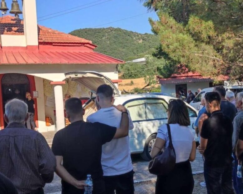 Αγρίνιο: Με κουφέτα και λευκά λουλούδια είπαν το τελευταίο «αντίο» στον 21χρονο θανάση