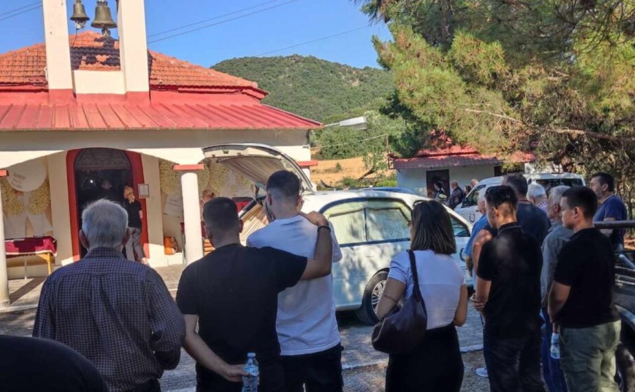 Θρήνος στην κηδεία του 21χρονου στο Αγρίνιο