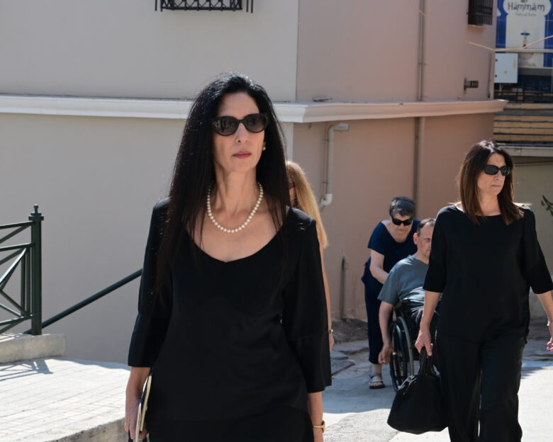 Γεράσιμος Μιχελής: Δάκρυα στην κηδεία του ηθοποιού – Το στεφάνι της ομάδας του «Παρά Πέντε»