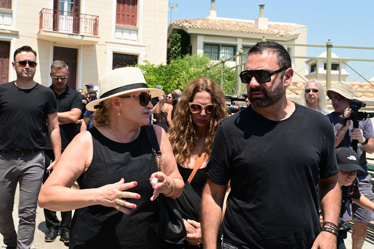 Κηδεία του ηθοποιού Γεράσιμου Μιχελή, από τον Ιερό Ναό Αγίου Νικολάου Ραγκαβά στην Αθήνα, Παρασκευή 18 Ιουλίου 2025. Ο Γεράσιμος Μιχελής, έφυγε από τη ζωή σε ηλικία 60 ετών, έπειτα από πολύχρονη πάλη με τη νόσο κινητικού νευρώνα (ALS).
(ΤΑΤΙΑΝΑ ΜΠΟΛΑΡΗ