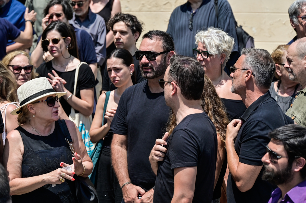Κηδεία του ηθοποιού Γεράσιμου Μιχελή, από τον Ιερό Ναό Αγίου Νικολάου Ραγκαβά στην Αθήνα, Παρασκευή 18 Ιουλίου 2025. Ο Γεράσιμος Μιχελής, έφυγε από τη ζωή σε ηλικία 60 ετών, έπειτα από πολύχρονη πάλη με τη νόσο κινητικού νευρώνα (ALS).
(ΜΙΧΑΛΗΣ ΠΑΠΑΝΙΚΟΛΑΟΥ
