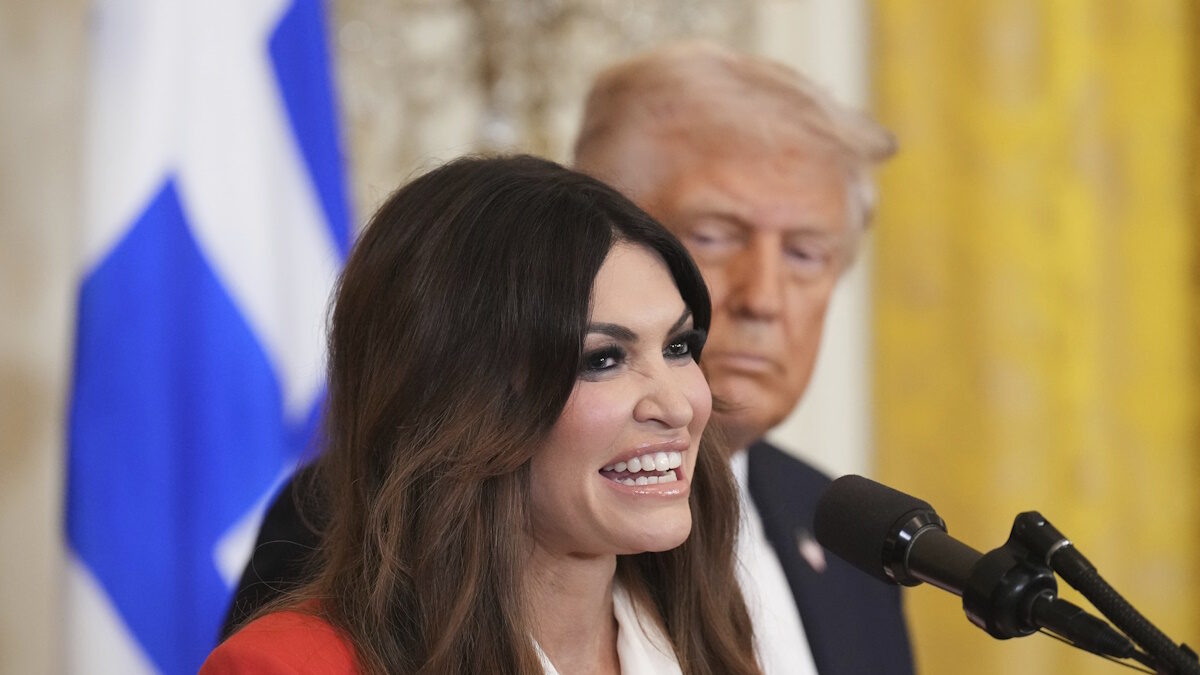Η Κimberly Guilfoyle και πίσω της ο Αμερικανός πρόεδρος Ντόναλντ Τραμπ