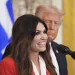 Η Κimberly Guilfoyle και πίσω της ο Αμερικανός πρόεδρος Ντόναλντ Τραμπ