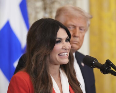 Η Κimberly Guilfoyle και πίσω της ο Αμερικανός πρόεδρος Ντόναλντ Τραμπ